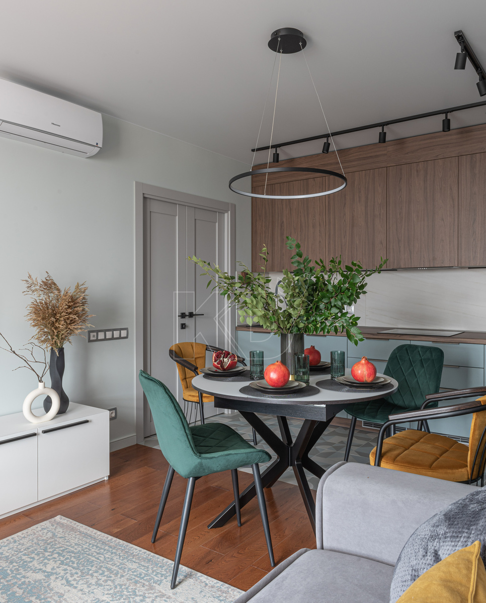 Кухонный гарнитур выполнен в минималистичном стиле