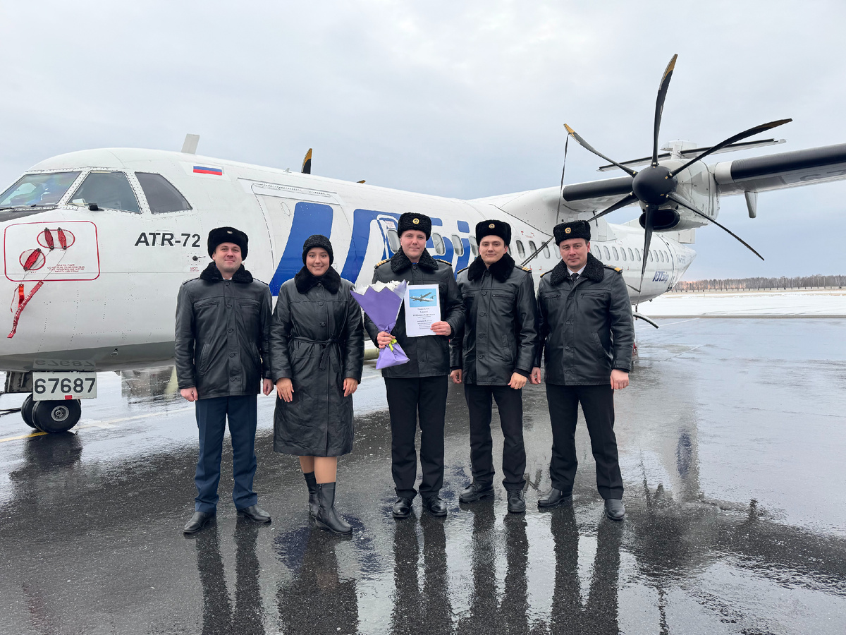 Слева направо: Павел Малиновский — бортпроводник службы бортпроводников г. Тюмени, Алина Салмина — бортпроводник службы бортпроводников г. Тюмени, Владимир Аверин — командир ВС ATR 72 авиаэскадрильи № 2 летного отряда № 12, Дмитрий Смирнов — второй пилот ВС ATR 72 авиаэскадрильи №2 летного отряда № 12, Олег Егунов — командир летного отряда № 12