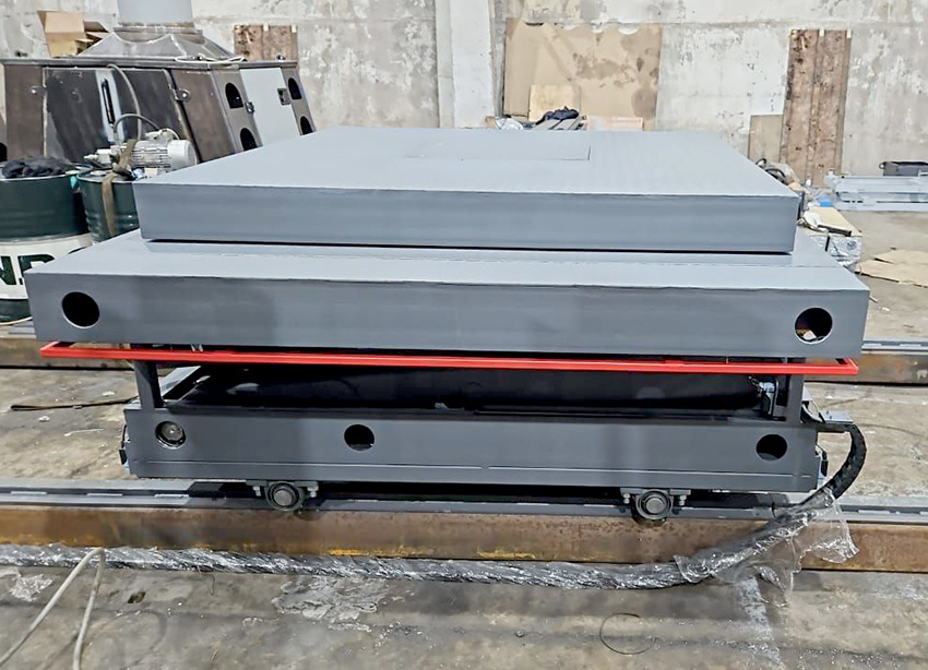 Подъемный стол RTS8000 на рельсах с двигающейся платформой - первый экземпляр