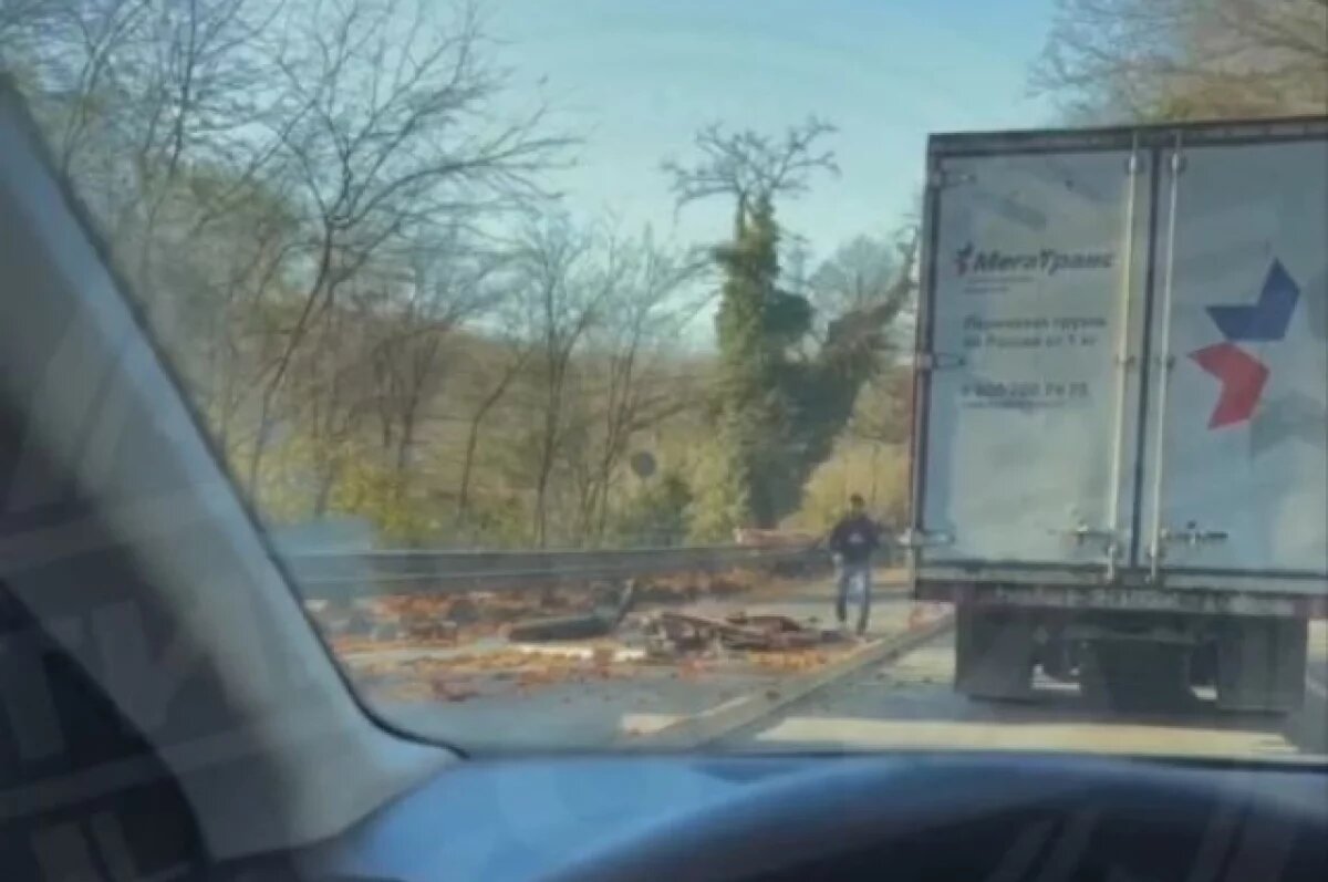    На дороге в Сочи опрокинулась фура с мандаринами