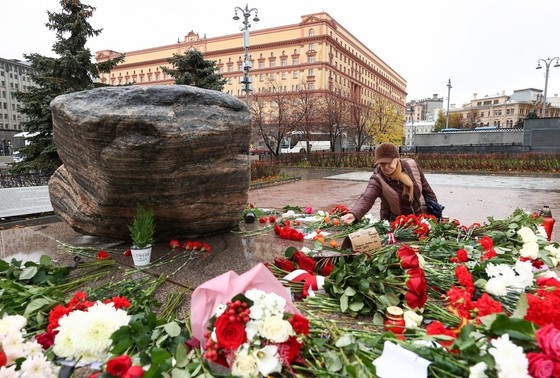    Женщина возлагает цветы у Соловецкого камня в рамках акции «Возвращение имен», приуроченной ко Дню памяти жертв политических репрессий