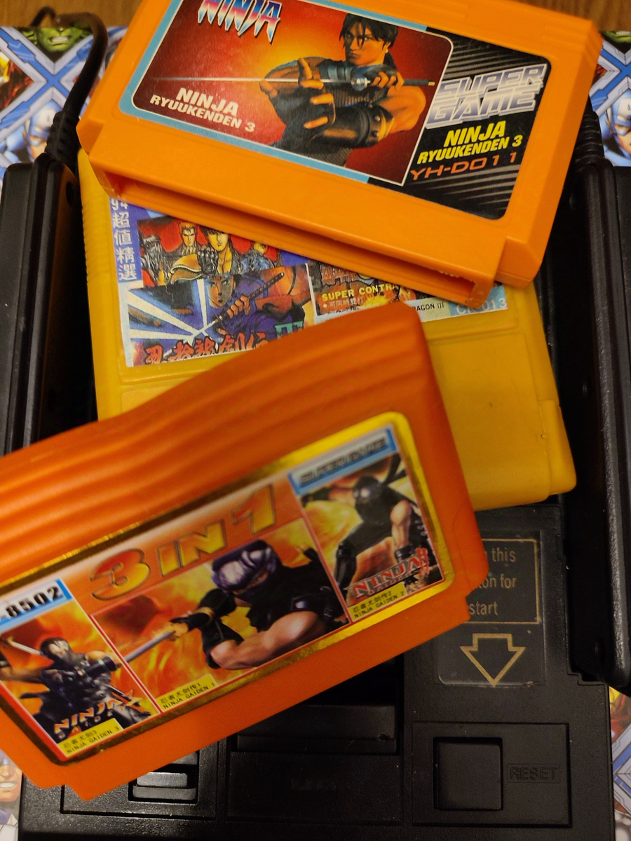 Фото сделаны мной. На фото игра "Ниндзя Рюкенден 3", "Ниндзя Гайден 3". Оригинал игры "Ninja Ryukenden 3: Yomi no Hakobune" был разработан и издан Tecmo в 1991,.г. для платформ NES, SNES, Atari Lynx. Геймдизайнер Масато Като. Фото демонстрирует начальную заставку игры, а так же общий визуальный фон игры. Подробнее об этом рассказано в статье. Все материалы принадлежат правообладателям и размещены исключительно в информационных целях.