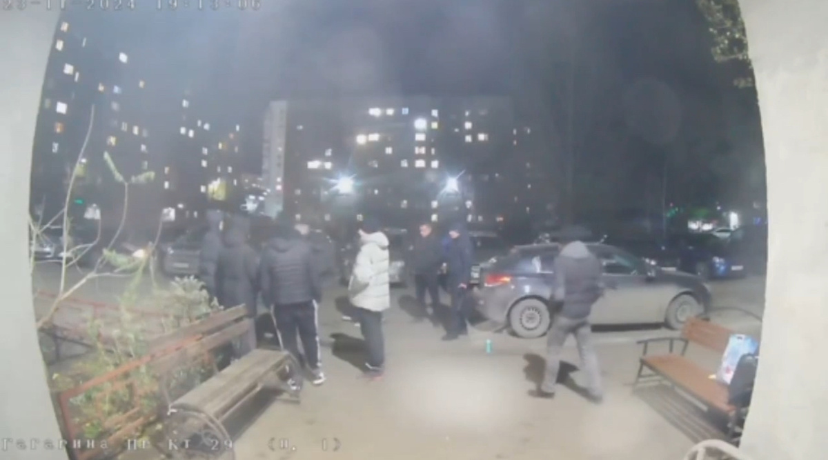    Ударил ножом в шею: В Оренбурге камера домофона записала драку у подъезда, которая чуть не закончилась убийством