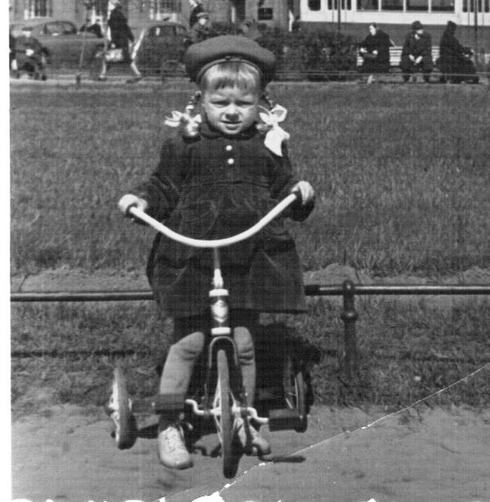 Танечка Никольская (1954-2020). Ленинград. Вт.пол. 1950-х. Моя 3-юродная сестра (младшая дочка дяди Жени, сына бабушки Лиды. Тот самый велосипед...