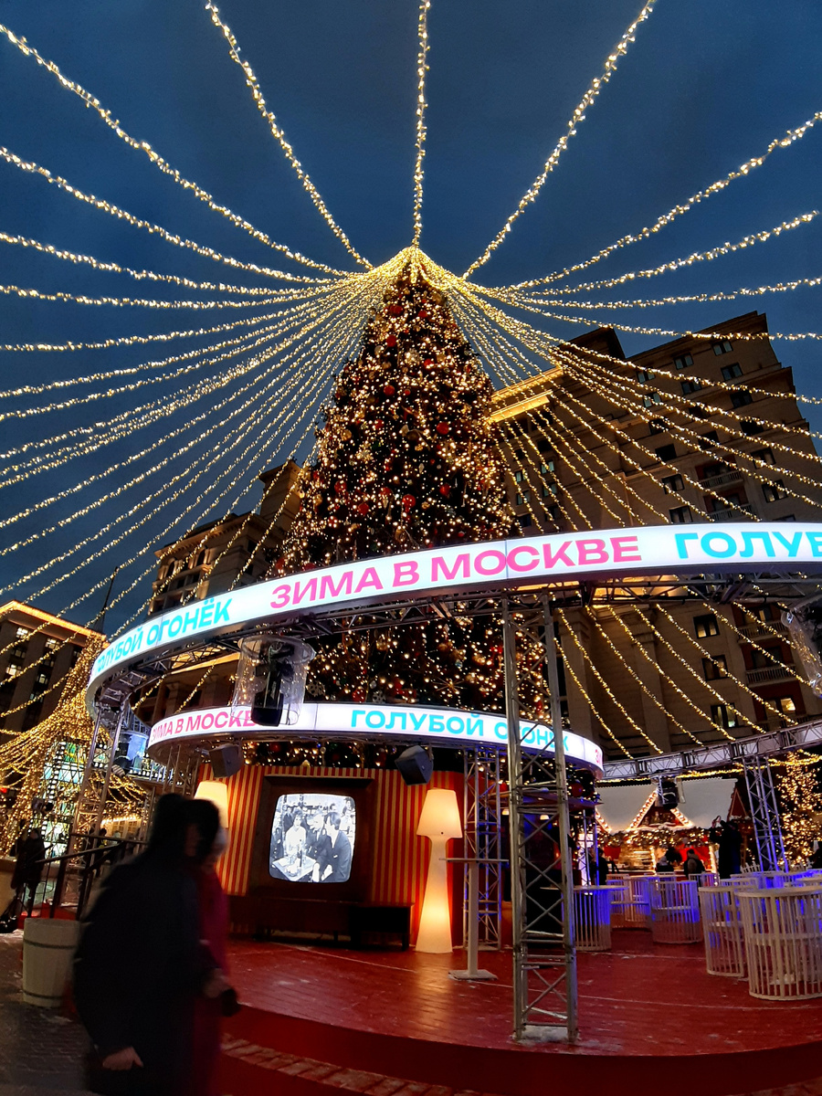 «Кинематографичная» Ёлка — вокруг лента, напоминающая кинопленку. Новогодняя Манежная площадь. Декабрь 2024 года.