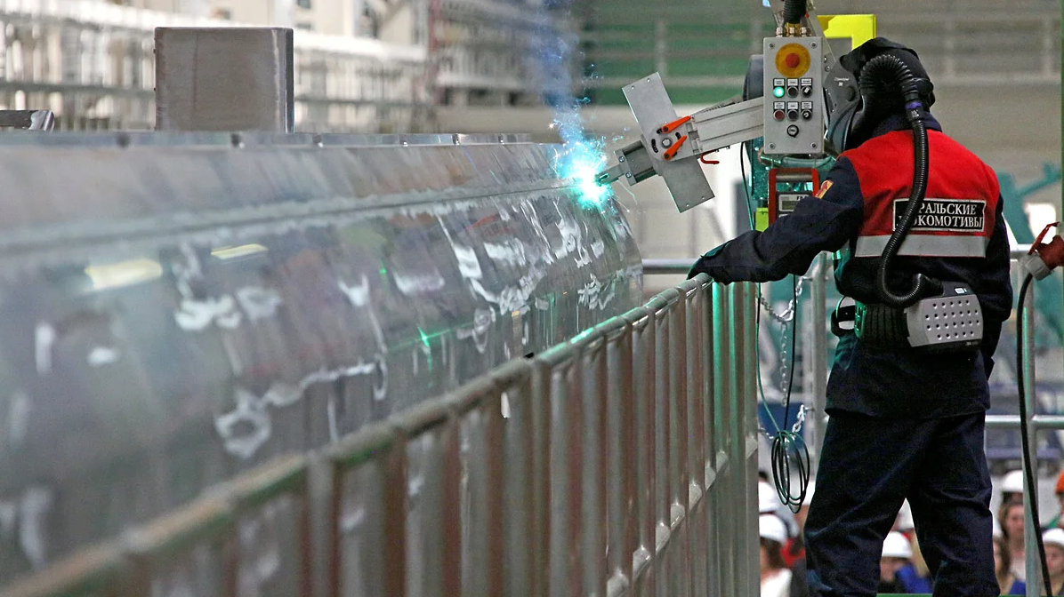 Сварка алюминиевого кузова на заводе «Уральские локомотивы». Источник: Уральские локомотивы