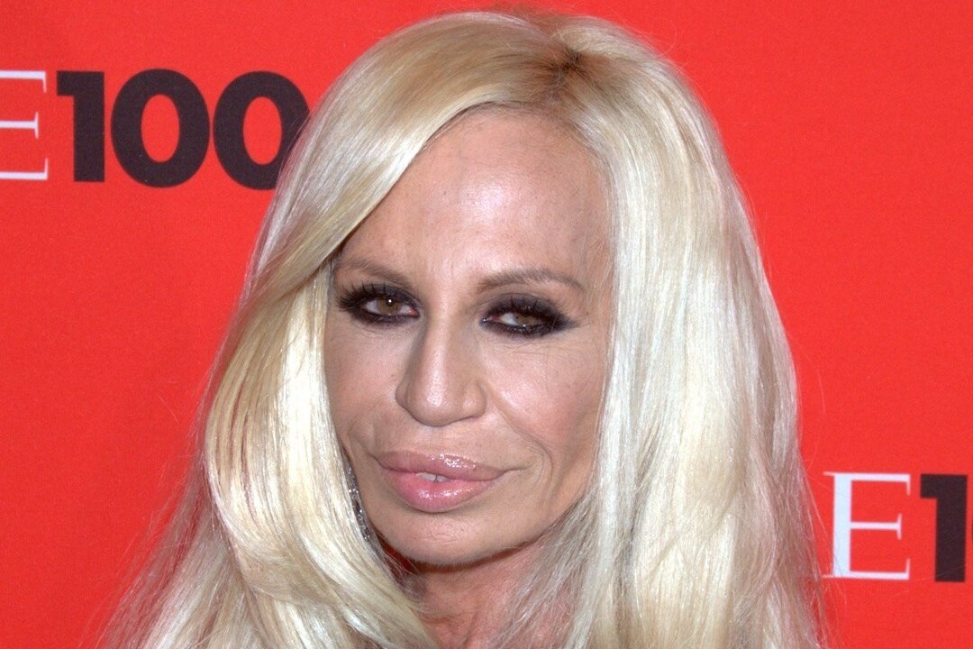     ​​​​​​​«Хорошо быть чертовски богатой»: ​​​​​​​Донателла Версаче наделала шума в Голливуде «новым» лицом