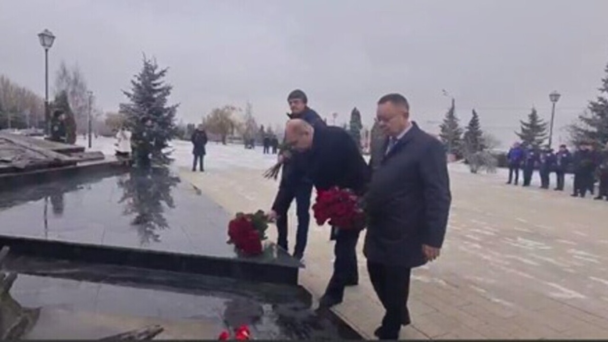    В Курске депутаты и общественники возложили цветы к могиле неизвестного солдата