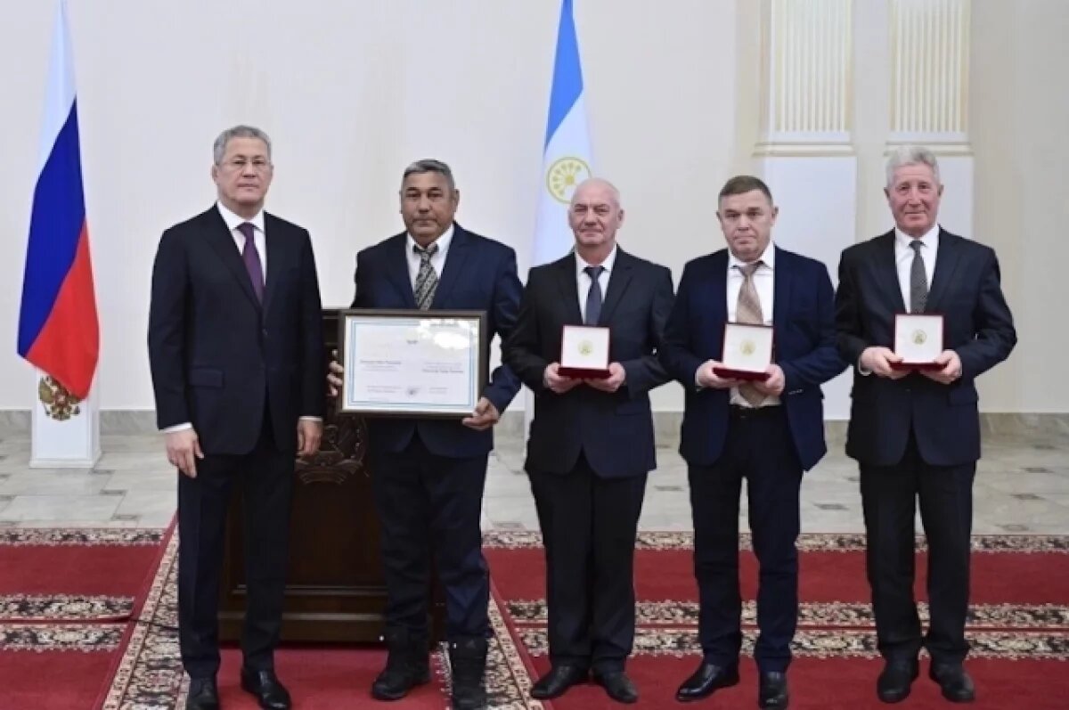    На снимке (слева направо): Р.Хабиров, Р.Шаяхметов, Е.Кладков, Н.Тараканов и Р.Хазиев.