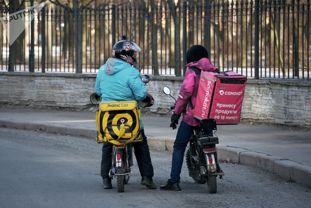 Курьеры у Михайловского сада в Санкт-Петербурге