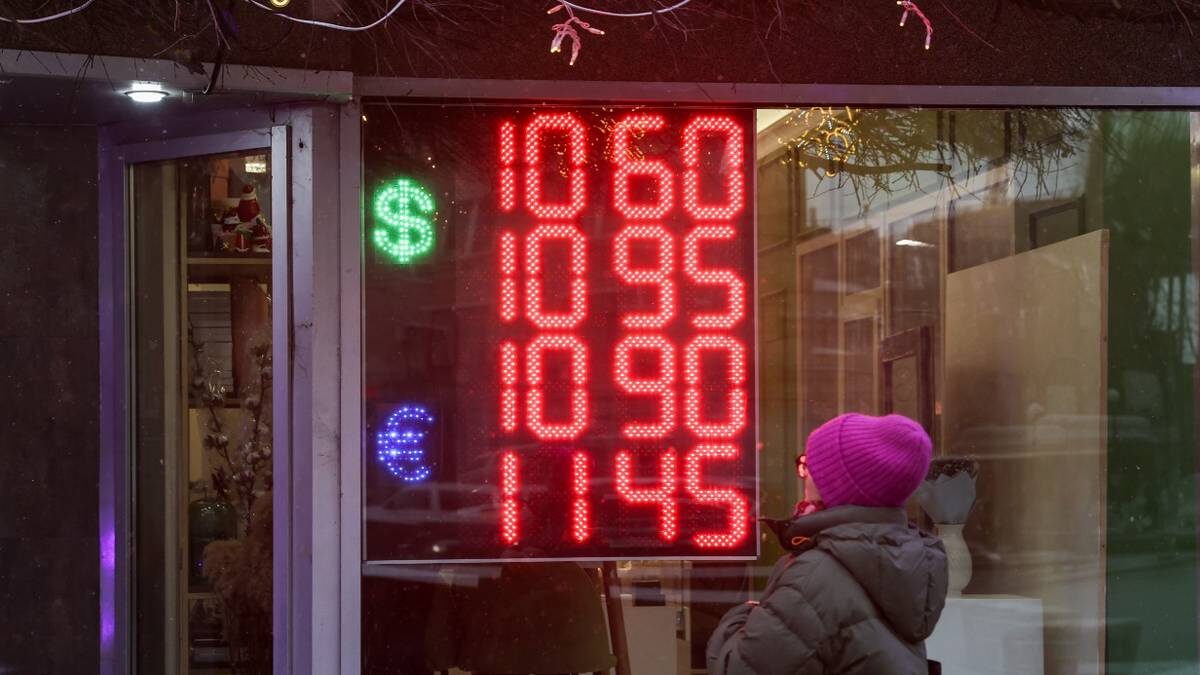   В конце ноября курс доллара к рублю превысил 107 рублей впервые с марта 2022 года / Фото: Михаил Синицын / ТАСС