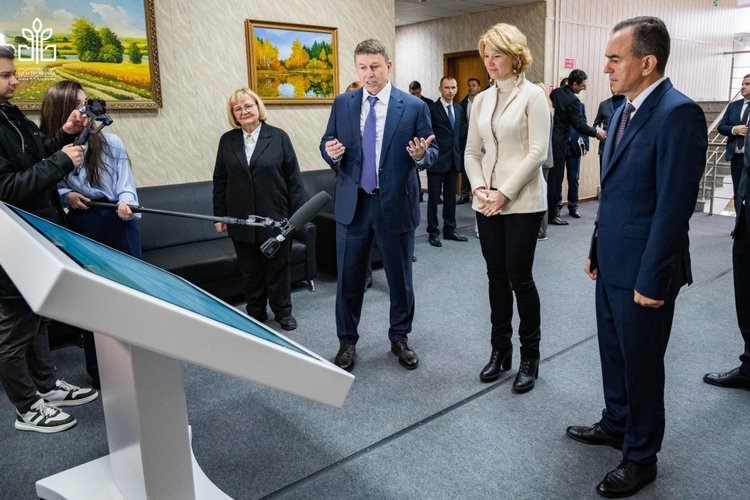     Оксана Лут посадила экспериментальные сорта пшеницы
