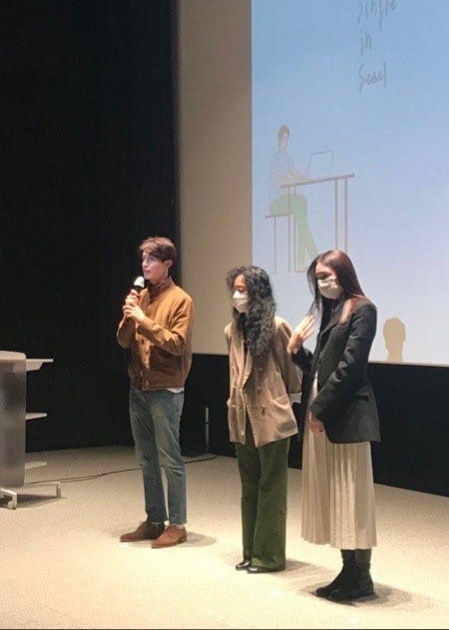 Слева на фотографии мы видим Донука в повседневной одежде, ...