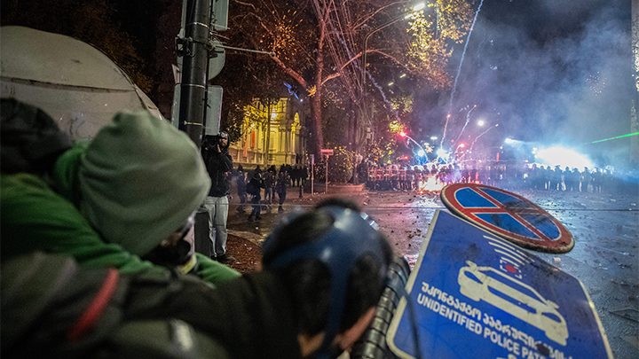    Организованные толпы скачут под украинскую кричалку про президента России - с заметным акцентом, но стараются. Фото: Jay Kogler/Globallookpres