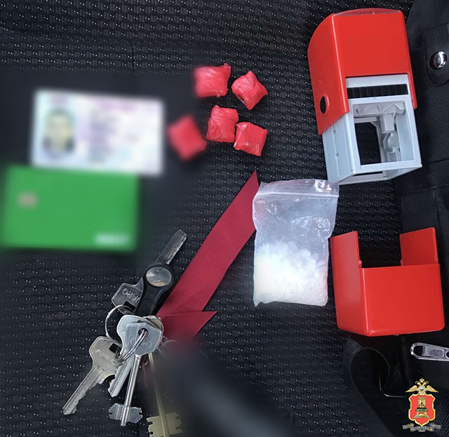 В машине жителя Твери полиция нашла наркотики в пакете и свертках