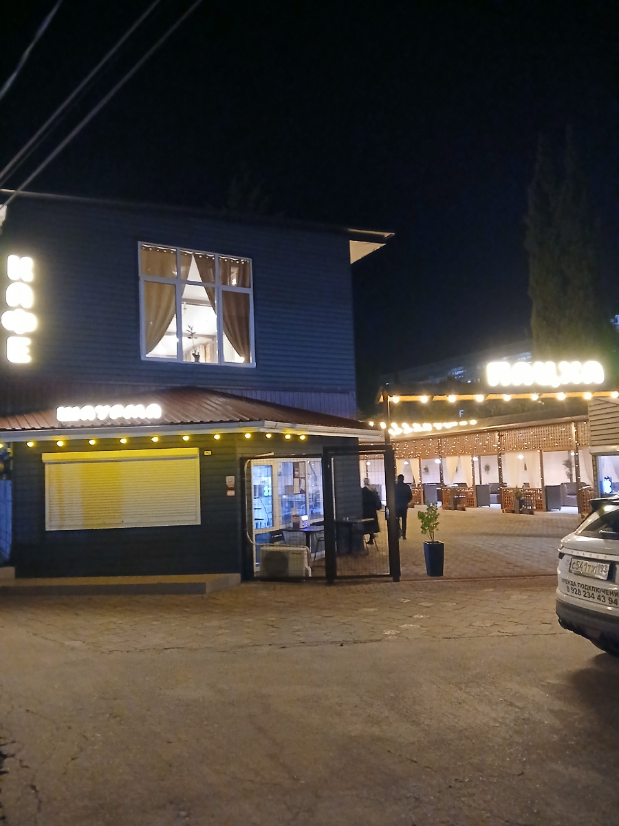 Шашлычная. До нее от КПП метров 100. Всего.😎