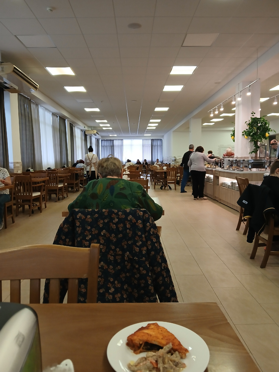 Это, примерно, треть от общего пространства столовой.