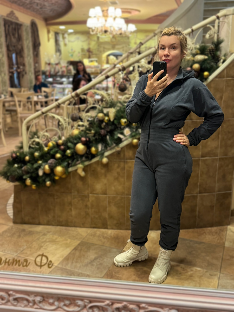 Зашла наконец в кондитерскую при Санта Фейс на днях. Кофе хороший, а вот десерт был отвратительный! Ведерко из белого шоколада, заполненное кремом и посыпанное какао. Я сожрала ведро 😢