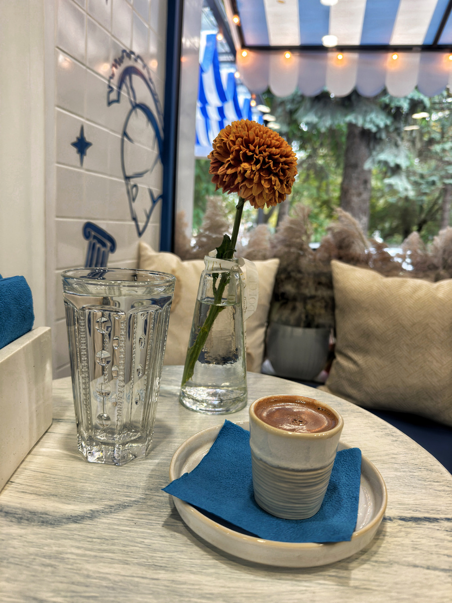 Пьешь и чувствуешь, что прямо богиня какая-то греческая в греческом зале! 