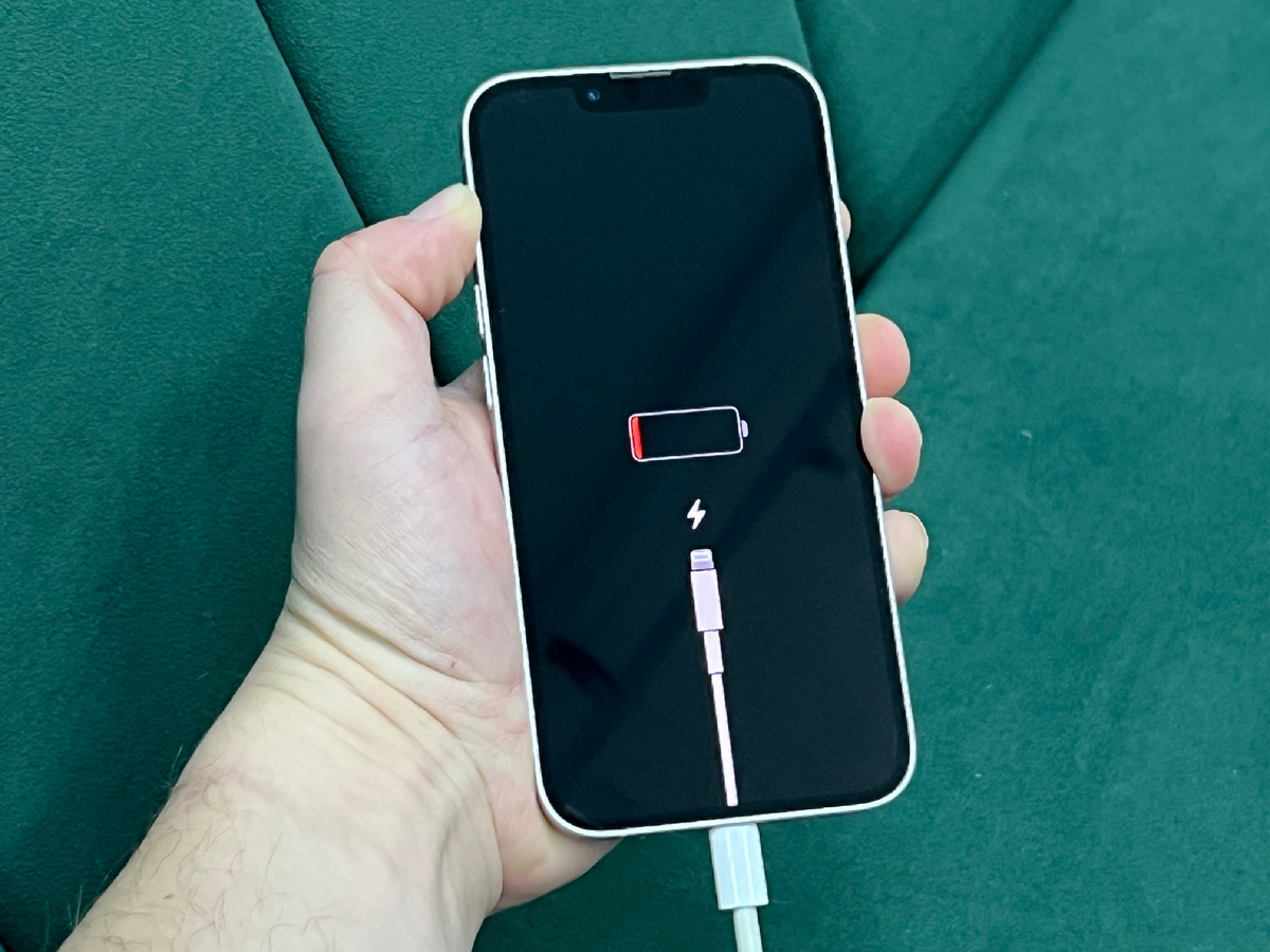 iPhone заряжается под определённым углом