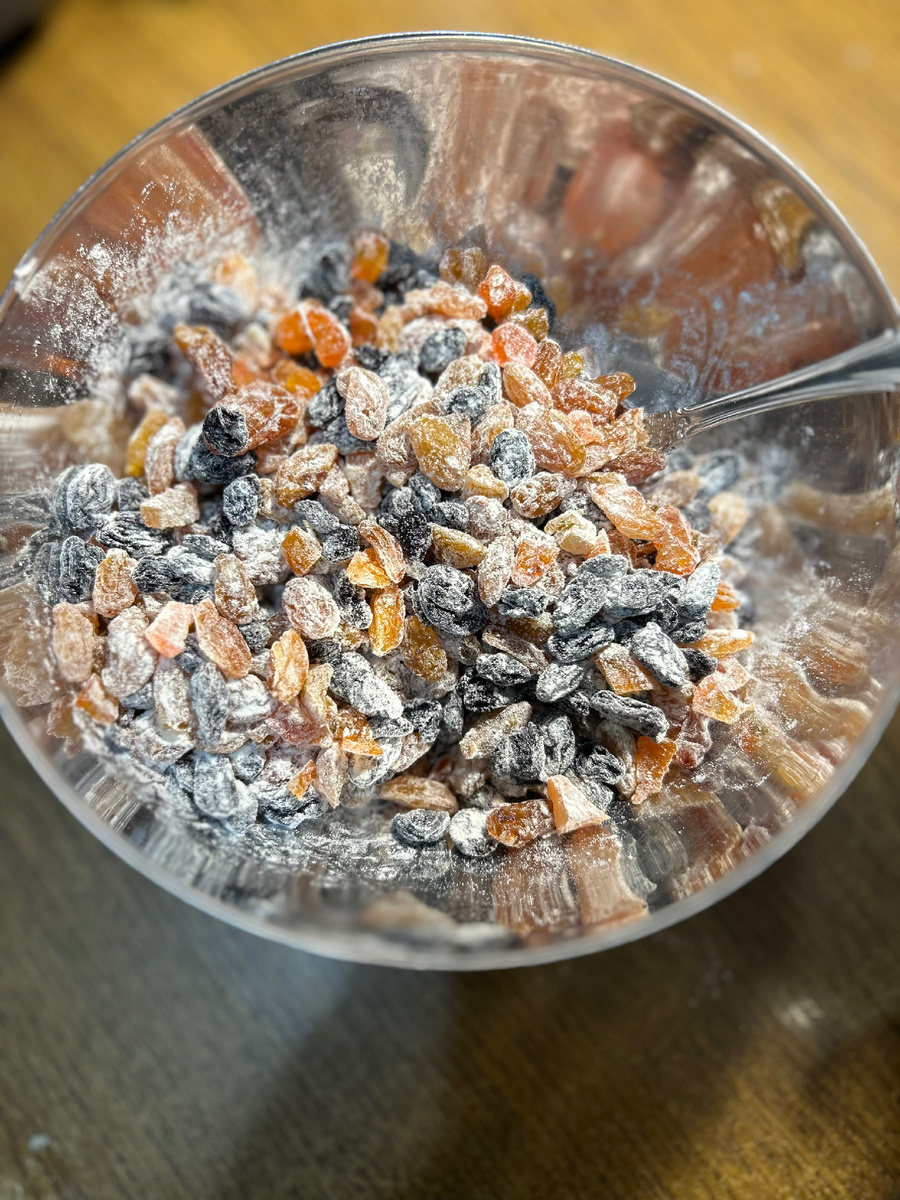 Цукаты, изюм и сухофрукты сначала замачиваю в алкоголе, они пропитываются и потом отдают кексам весь аромат 