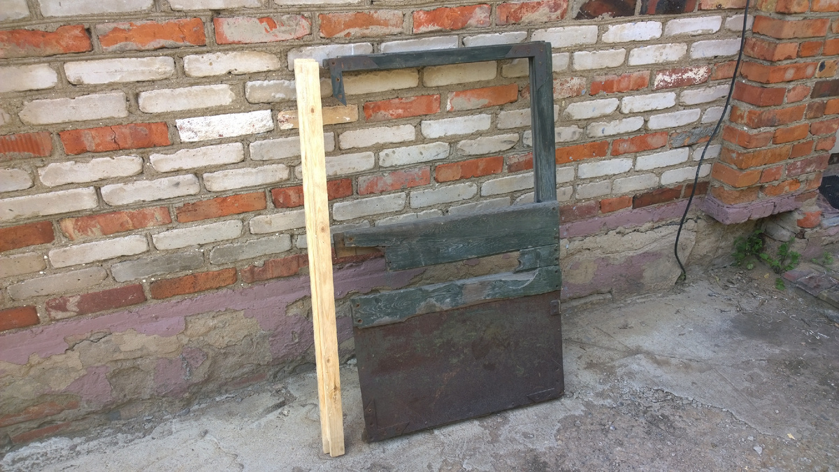 Разломанная дверь ЗИС-5