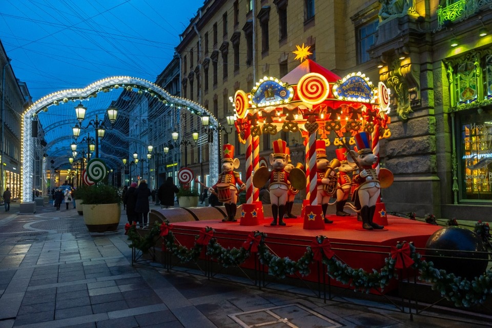    Новогодний базар и аттракционы будут работать до 9 января 2025 года. Олег ЗОЛОТО