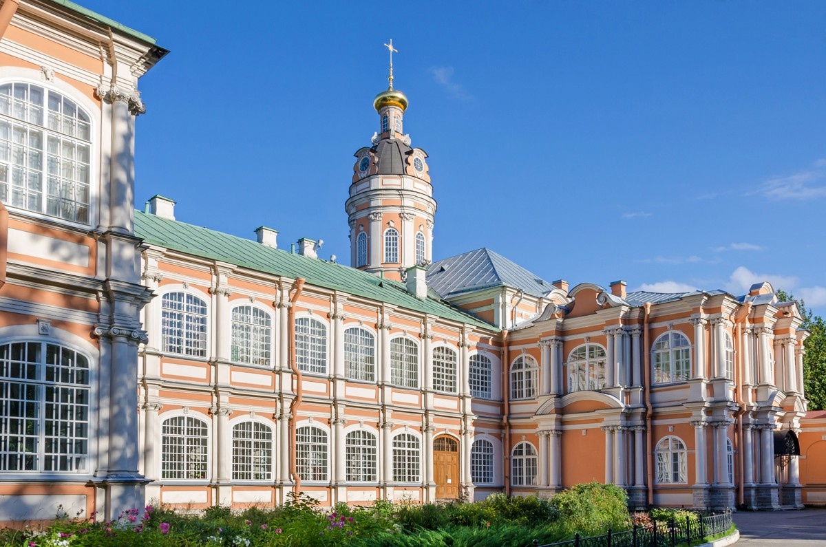 Церкви александро-невской лавры. Церковь феодора новгородского александро невской лавры. Александро-невская лавра в санкт-петербурге феодоровская церковь. Благовещенская церковь александро-невской лавры. Набережная монастырки 5.