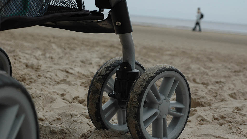 Детская коляска на пляже в Юрмале © CC BY 2.0 / Daniel Hansson
