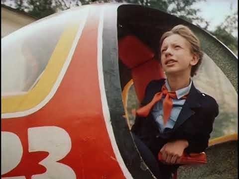 В галерее – кадры из советских фильмов «Гостья из будущего» и «Чародеи»