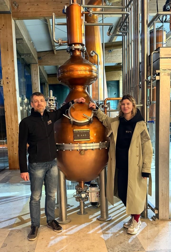 Я с Вячеславом Дюкаревым - главным по производству джина Silks