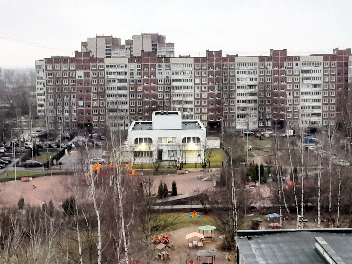 Серый 2-этажный куб - это та самая наша 55-я ментовка, которая маячит у меня за окном. А в правом нижнем углу снимка - часть крыши детсада, питомцы коего в хорошую погоду толпятся у дальней ограды, вслушиваясь в площадную брань доносящуюся с крыльца ментовки.  