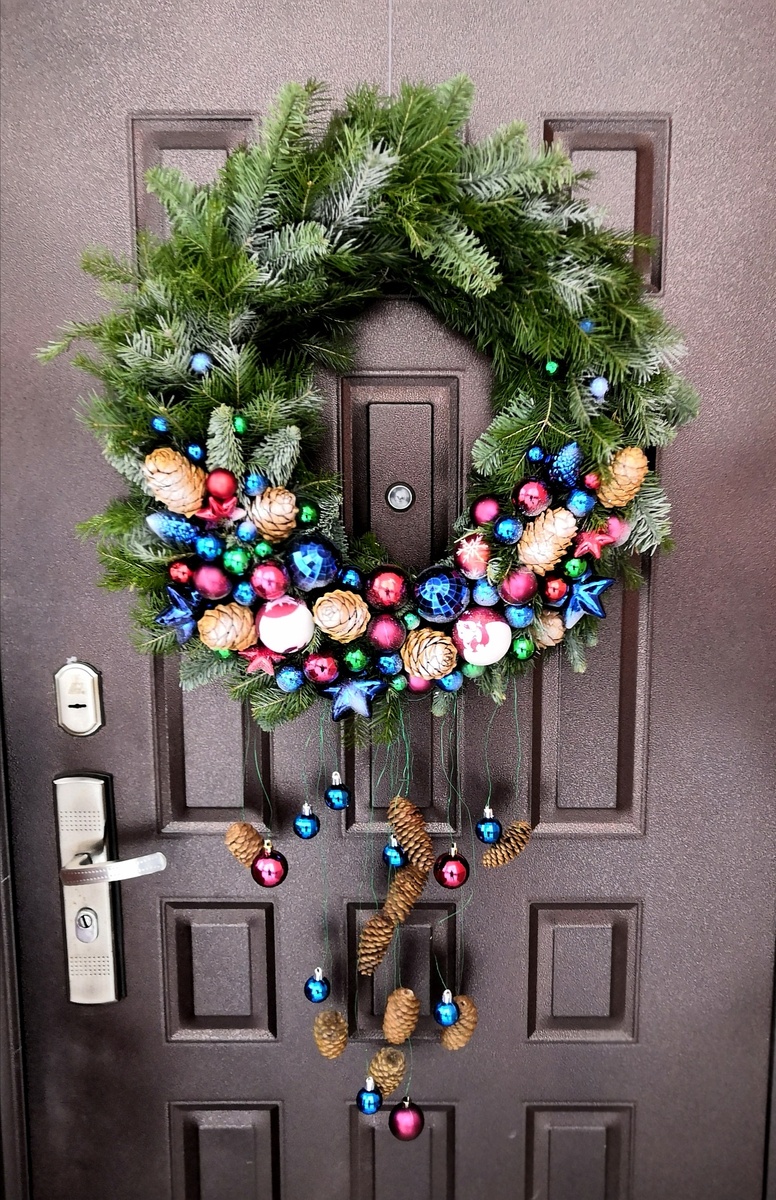 Для работы понадобятся ветки сосны или елки, ёлочные игрушки, шишки и шпагат.