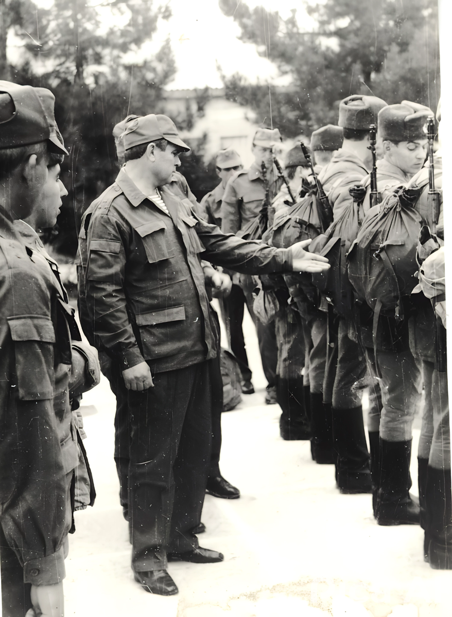 Начштаба корпуса, ещё полковник проводит строевой смотр.Фото однополчанина Андрея Кобушко.