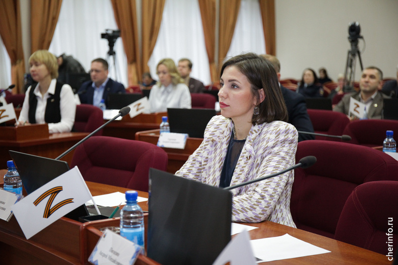    Сегодня по собственному желанию сложили полномочия депутаты Ольга Воронова, Андрей Горчаков, Андрей Погодин и зампредседателя Гордумы Сергей Макаров