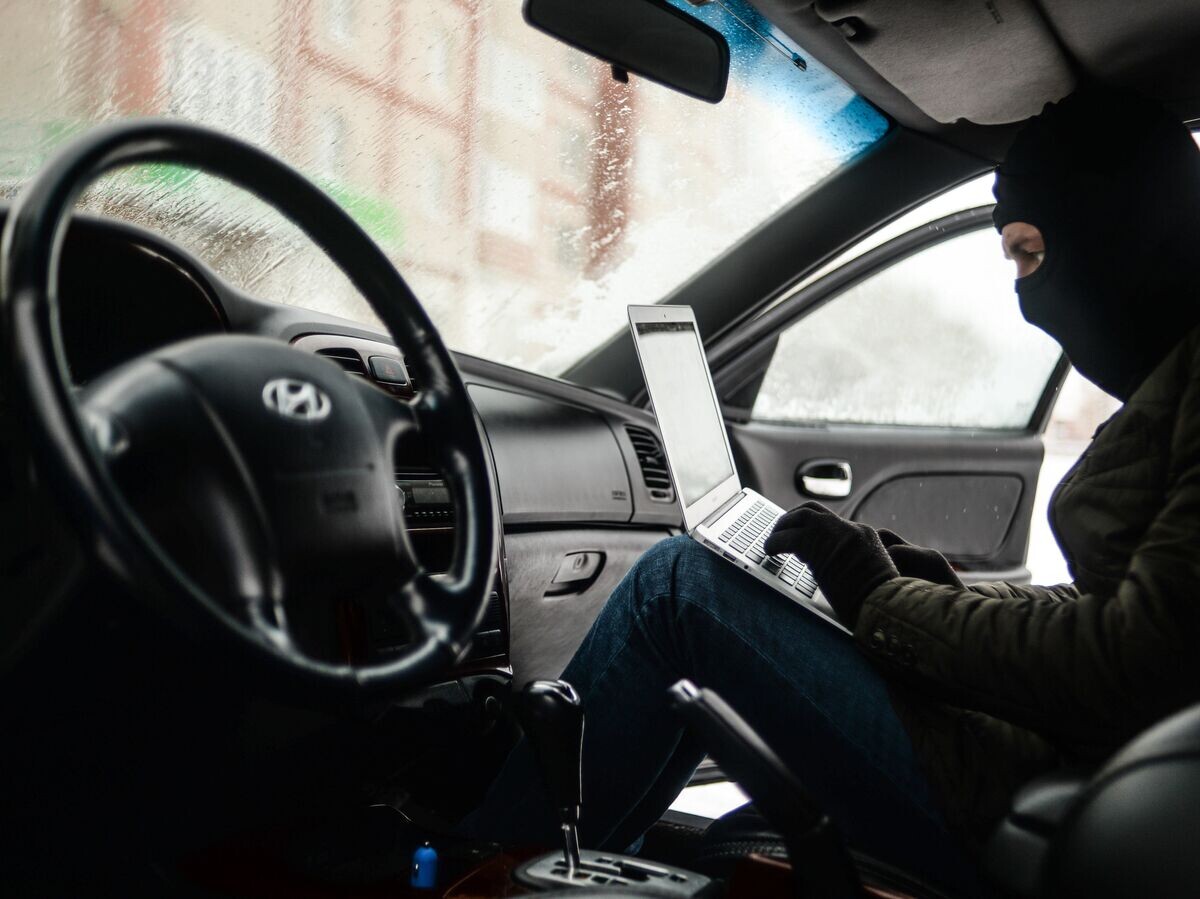    % Мужчина имитирует вскрытие автомобиля и его угон© РИА Новости . Константин Чалабов