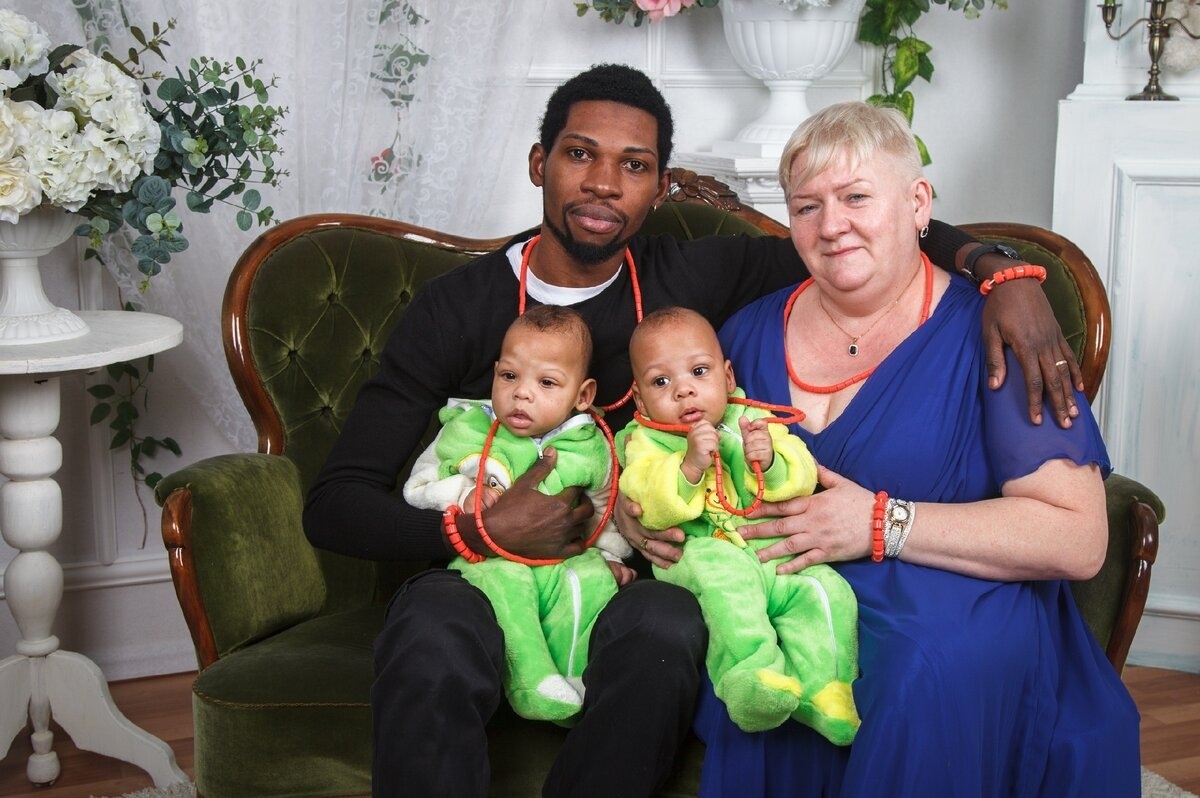 МК (Наталья Веденина с нигерийским принцем и детьми)