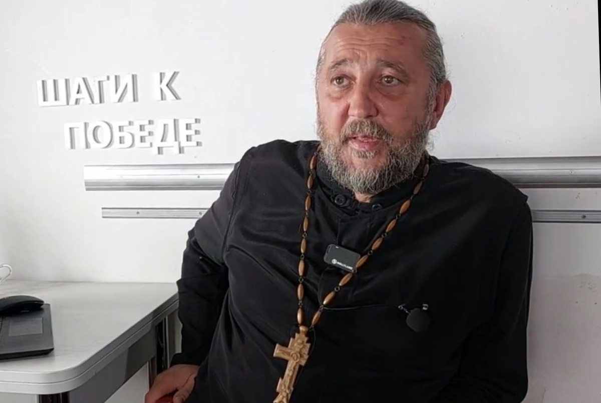 Игорь Сильченков — иерей, проповедник, просветитель, миссионер, настоятель Храма Покрова Пресвятой Богородицы (с. Рыбачье, г. Алушта).

