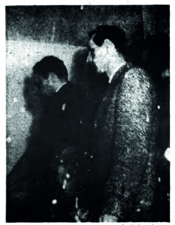 Слева — детектив, справа — отец Мэри, Фрэнк Баркер. Фото из газеты.