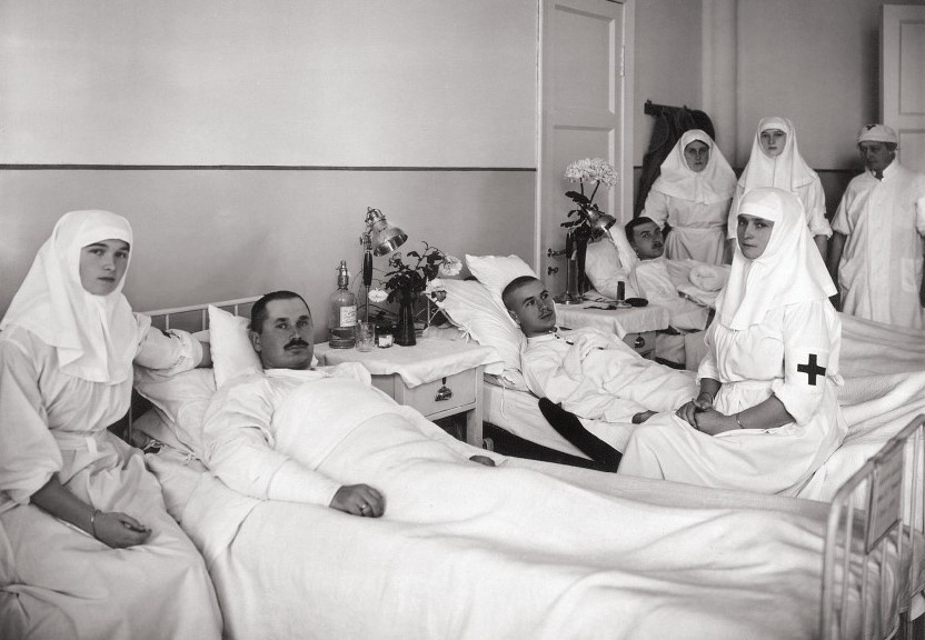 Государыня императрица Александра Федоровна и Великие княжны Ольга и Татьяна Николаевны в палате с ранеными. Царскосельский лазарет. Первая мировая война.