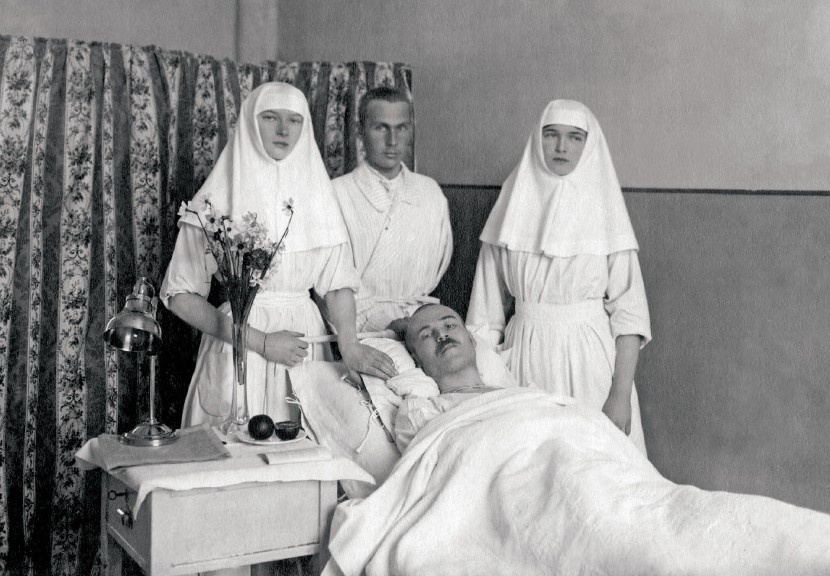 Великие княжны Ольга и Татьяна с ранеными в лазарете. Царское село. Первая мировая война.