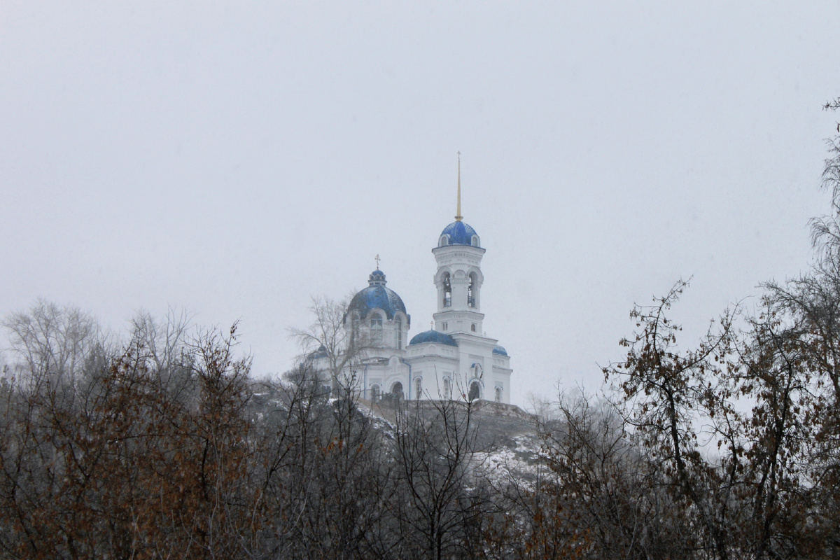 Фото автора. Вид на храм Иоанна Предтечи с моста