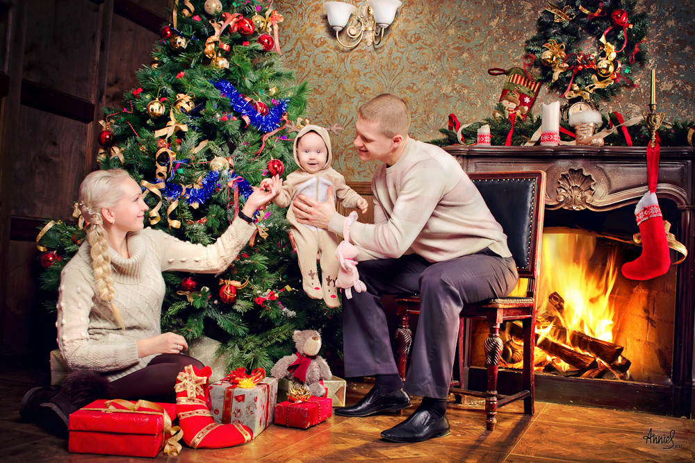 У многих в это время уже стоит елка. Если идеи с улицей или торговым центром вам не подошла, вы можете организовать свою съемку прямо в квартире. Развесьте гирлянду на стене, чтоб у вас получилось красивое праздничное боке. Вы можете посадить свою модель у празднично украшенной елки, или обыграть сцену открытия подарков. Так же под елку можно собрать всю семью или устроить фотосессию красивой Love Story.