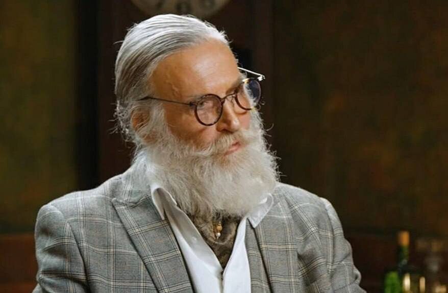 На ютуб-шоу «Прудько среди своих» ведущая Юлия Прудько предложила артисту примерить образ утонченного денди / скриншот видео