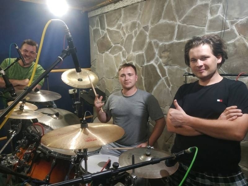 Трибьют ЧЕРНОЗЁМУ. Группа ДОРОГА ДОМОЙ: Роман Скорин - вокал, гитара, Александр Ткаченко - ударные, Александр Кузьминов - бас. 