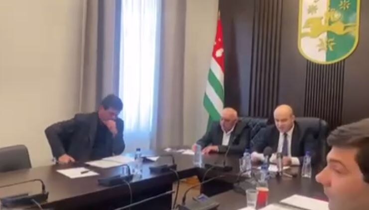 Заседание парламента Абхазии, на котором было принято решение об отказе ратифицировать соглашение с Россией (кадр видео)