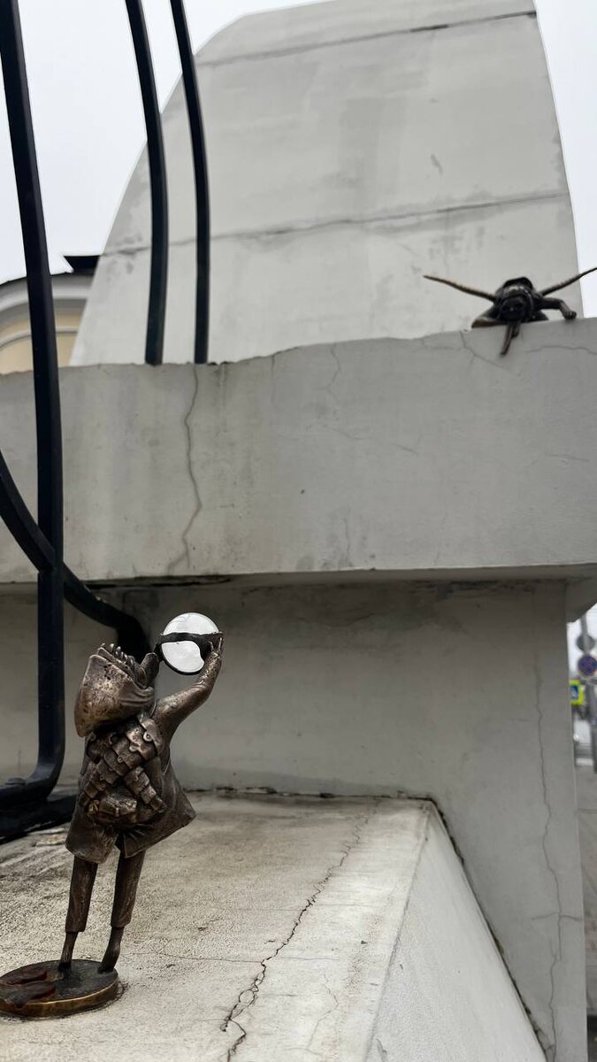 Чашечка и Шеф. Они прямо у ворот музея.