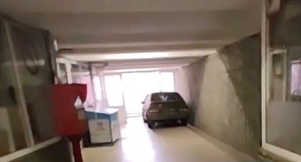 Припаркованную в подземном переходе машину обнаружили в центре Донецка. Фото: Скриншот / Вести Донецк