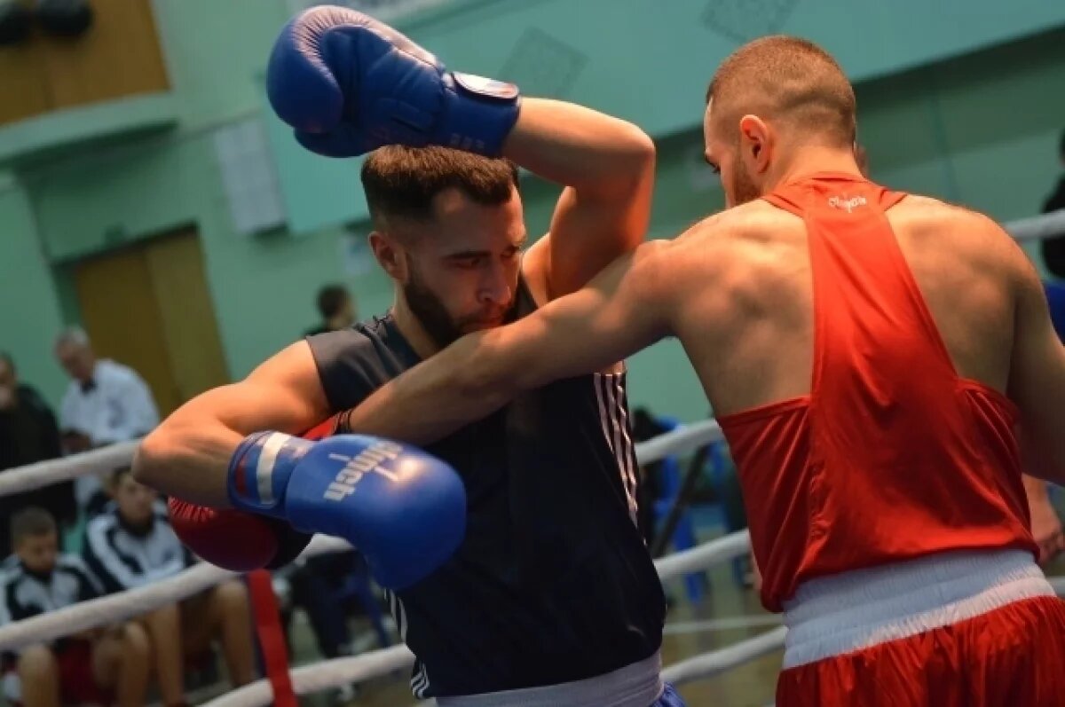    На ринге кипели порой такие страсти и битвы, что через бой судьи объявляли или нокдаун, или тренер выбрасывал полотенце.