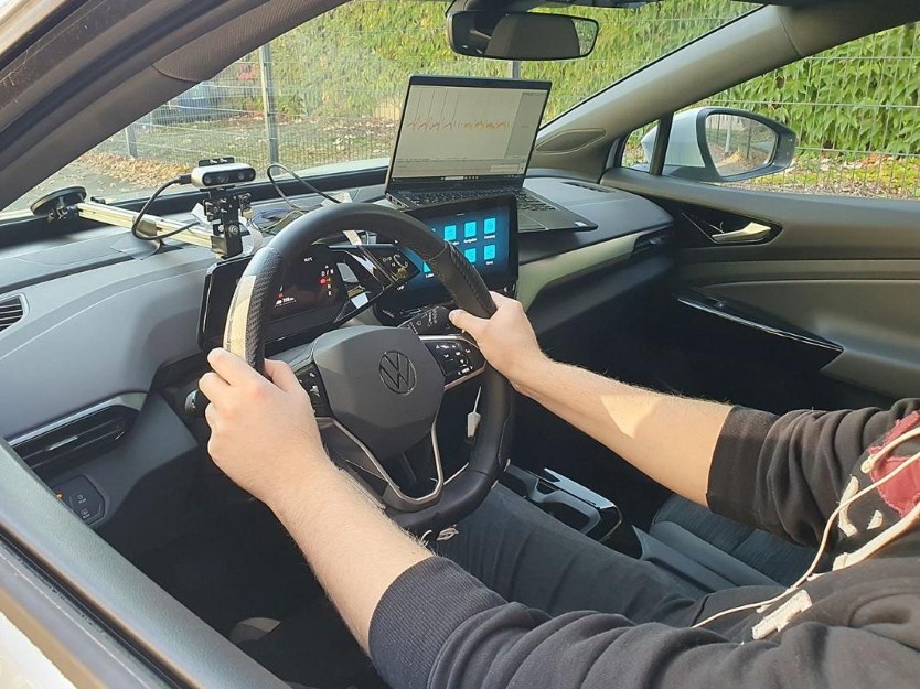 Смарт-автомобиль со встроенными датчиками ЭКГ, частоты сердечных сокращений и дыхания